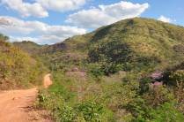 Paisagem bucólica na viagem por estradas de terra entre Terra Ronca e a Chapada dos Veadeiros - GO